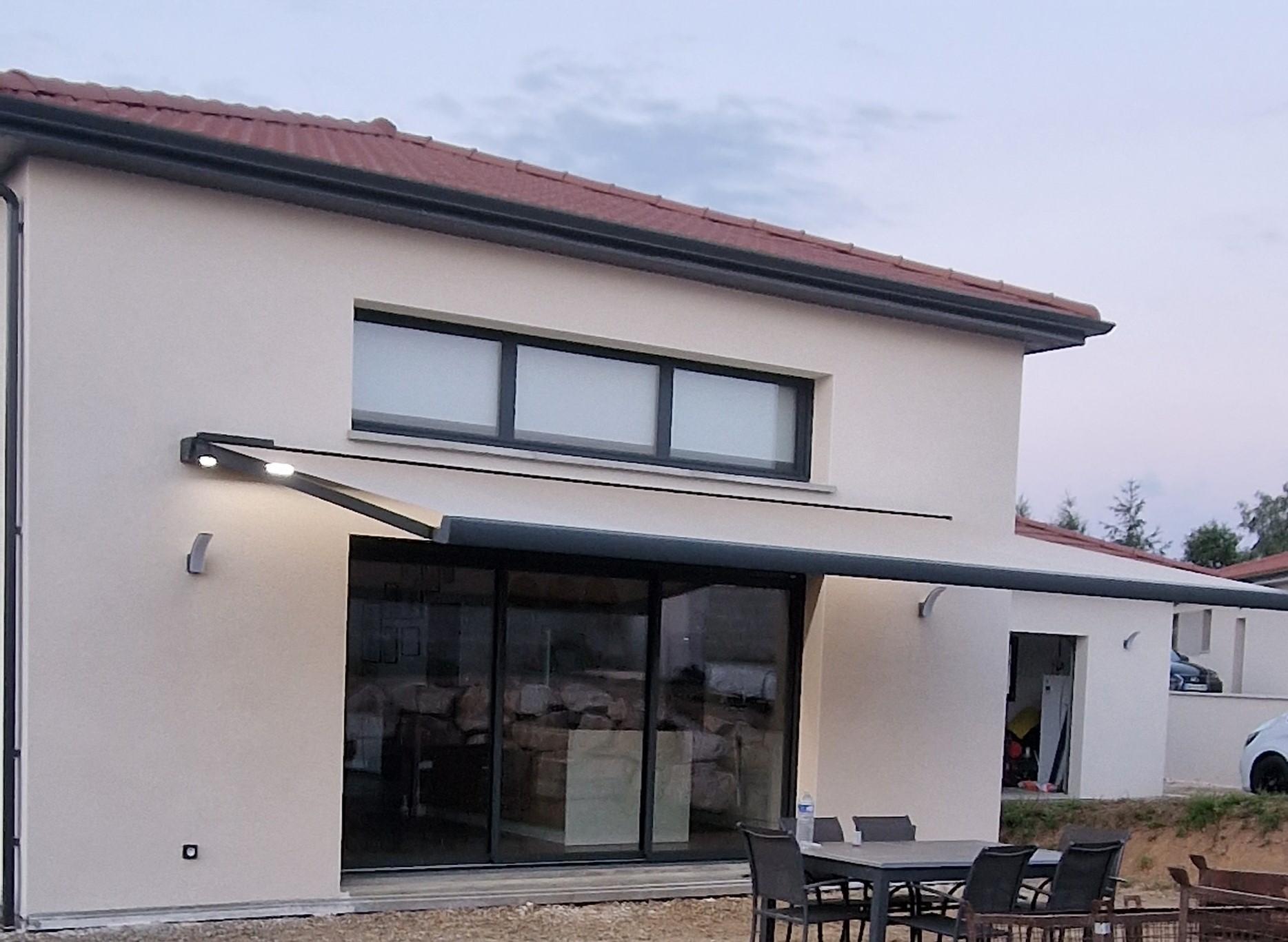 Store coffre avec éclairage led sous coffre à Saint-Just-Malmont 43